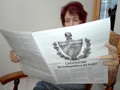 A la venta tabloide con texto de la Constitución de la República de Cuba A la venta tabloide con texto de la Constitución de la República de Cuba