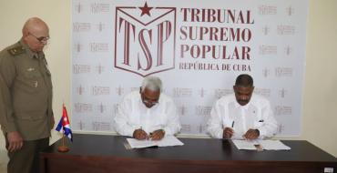 Firma de entrega y recepción del cargo de presidente del TSP Firma de entrega y recepción del cargo de presidente del TSP