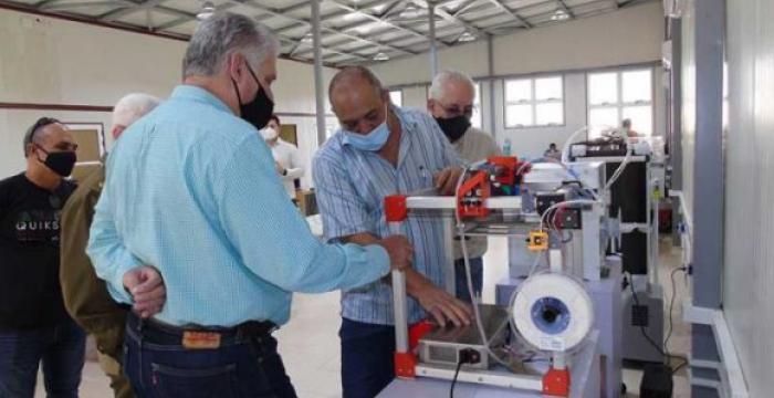 Díaz-Canel 1 El mandatario cubano constató, en una visita al Centro de Innovación y Desarrollo del Grupo de la Electrónica (Gelect), sus potencialidades para convertirse en un espacio de apoyo al talento y la innovación para todos los actores de la economía nacional. Foto: Radio Reloj.