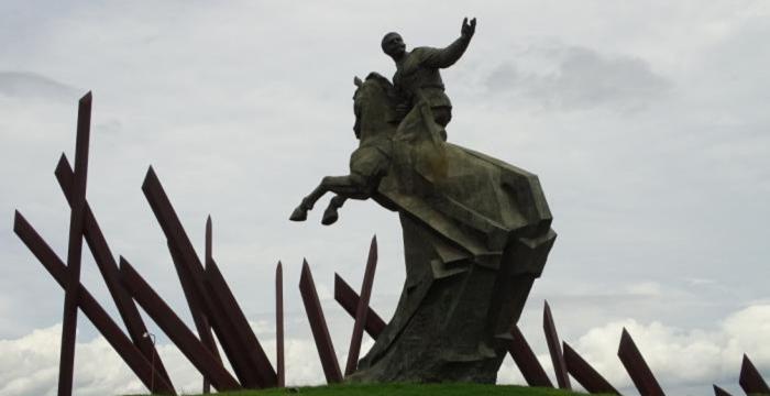 La estatua ecuestre de Antonio Maceo en la plaza de la Revolución de Santiago de Cuba, una obra de Lescay. La estatua ecuestre de Antonio Maceo en la plaza de la Revolución de Santiago de Cuba, una obra de Lescay.