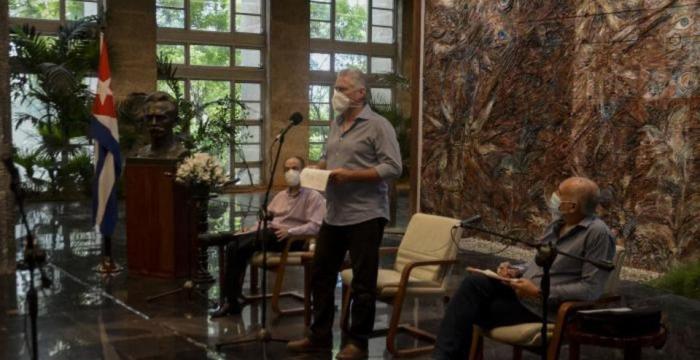 La batalla cultural y simbólica estuvo en el intercambio del Presidente con profesionales de los medios de comunicación. Foto: Estudios Revolución La batalla cultural y simbólica estuvo en el intercambio del Presidente con profesionales de los medios de comunicación. Foto: Estudios Revolución