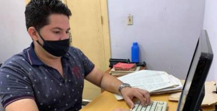 1 Michel Díaz ejerce como asistente judicial en la sala I Penal del Tribunal Provincial Popular de Santiago de Cuba, a la vez que cursa el 4to. año de Derecho Autor: Olga García Palau