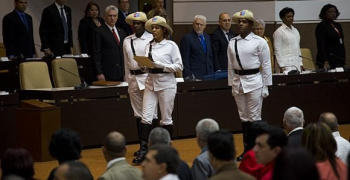 Para aprobar nuestra actual Carta Magna, la asamblea constituyente se extendió a millones de cubanos, cuyos análisis y propuestas modificaron casi el 60 % del articulado del proyecto inicial. Eso es participación popular y democracia pura, pero de ello poco se habla en el mundo. Foto: Juvenal Balán
