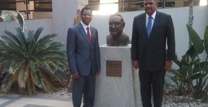 Rubén Remigio Ferro y su homólogo, Peter Sam Shivute, presidente de la Corte Suprema de Namibia, sostuvieron un encuentro en la sede judicial con jueces namibios Rubén Remigio Ferro y su homólogo, Peter Sam Shivute, presidente de la Corte Suprema de Namibia, sostuvieron un encuentro en la sede judicial con jueces namibios
