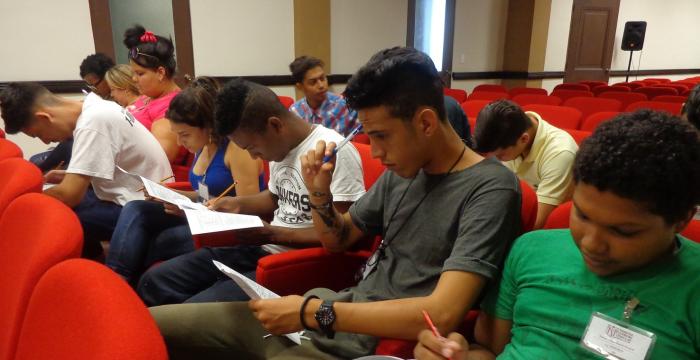 Jóvenes del TSP responden cuestionario como parte de un estudio sobre identidades juveniles. Jóvenes del TSP responden cuestionario como parte de un estudio sobre identidades juveniles.