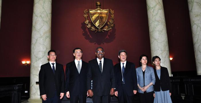 La delegación china visita la nueva sede del TSP. 