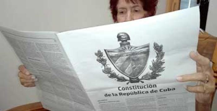 A la venta tabloide con texto de la Constitución de la República de Cuba A la venta tabloide con texto de la Constitución de la República de Cuba