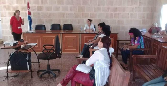 En fotos, cómo los tribunales cubanos previenen el nuevo coronavirus En encuentros con los trabajadores, se informa que se reduce la celebración de actos judiciales para evitar aglomeraciones y que se limitará el acceso del público como espectadores, con prioridad para los familiares allegados. Foto: Cortesía del Tribunal Provincial Popular de Artemisa