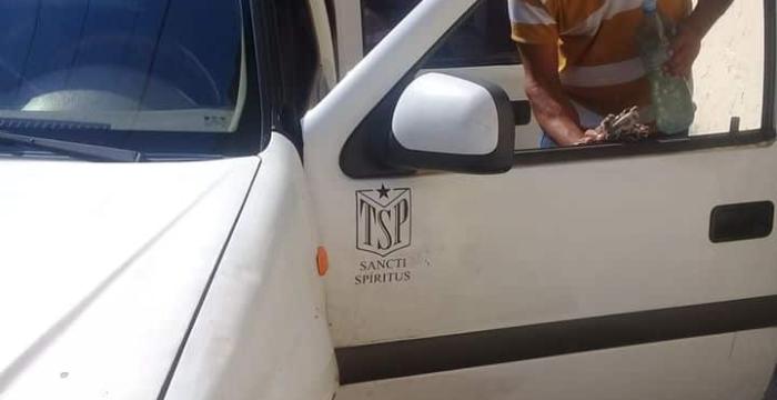 En fotos, cómo los tribunales cubanos previenen el nuevo coronavirus Los choferes de los tribunales higienizan los vehículos con hipoclorito de sodio y garantizan que las personas que se trasladen en ellos también cumplan con las medidas de protección. Foto: Cortesía del Tribunal Provincial Popular de Sancti Spíritus