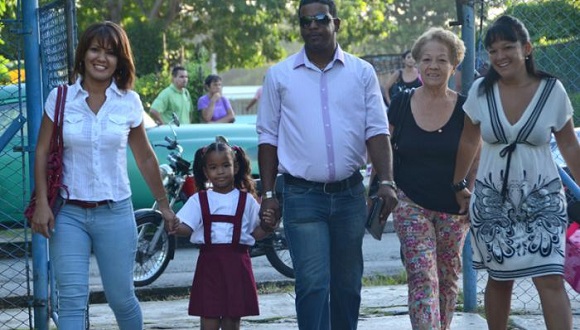 Para lograr el pleno y armonioso desarrollo de la personalidad del menor de edad, este deberá crecer en el seno de la familia, en un ambiente de felicidad, amor y comprensión. Foto: Anabel Díaz / Granma.