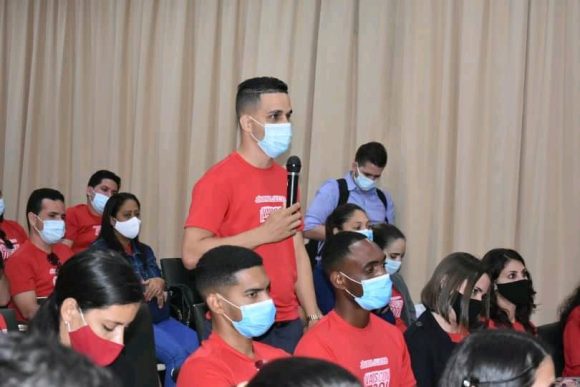 Varios de los jóvenes compartieron sus experiencias de trabajo. Foto: Carlos Torres.