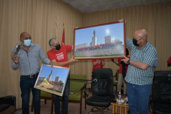 El primer secretario del Partido en Villa Clara y el Gobernador de la provincia participaron en una parte de los debates. Foto: Carlos Torres.