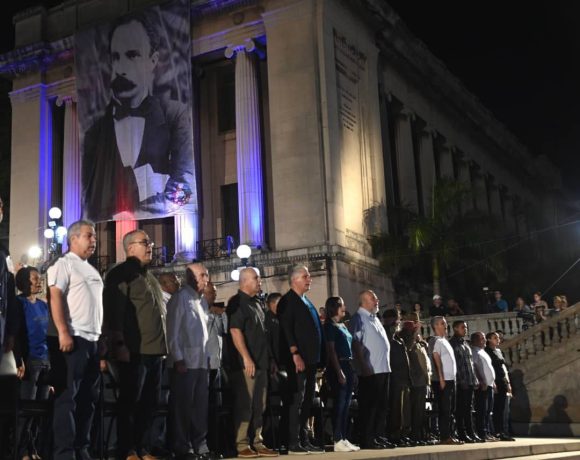 Acto en la escalinata de la Universidad de La Habana en homenaje a Fidel. Foto: Presidencia en X.