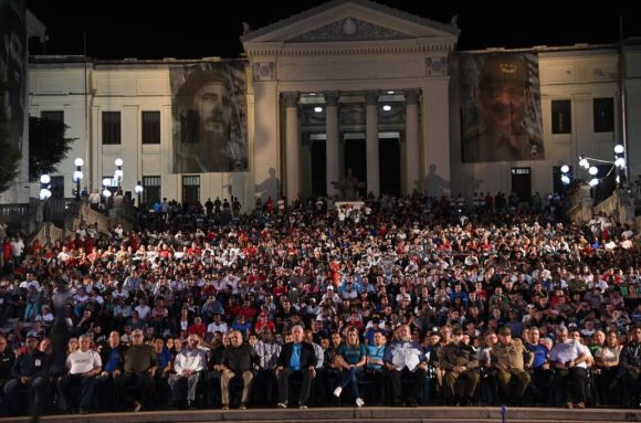Acto en la escalinata de la Universidad de La Habana en homenaje a Fidel. Foto: Presidencia en X.
