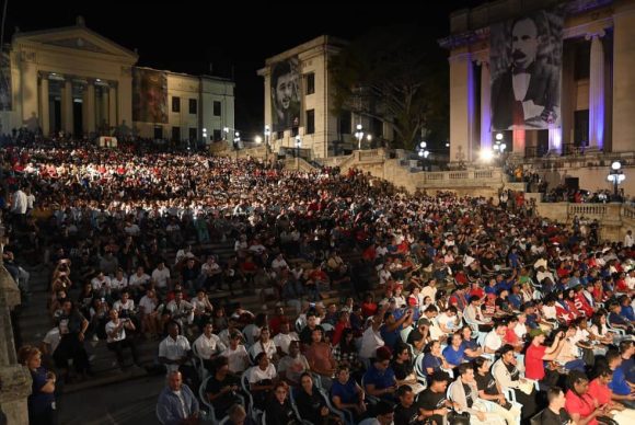 Acto en la escalinata de la Universidad de La Habana en homenaje a Fidel. Foto: Presidencia en X.