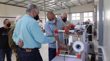 El mandatario cubano constató, en una visita al Centro de Innovación y Desarrollo del Grupo de la Electrónica (Gelect), sus potencialidades para convertirse en un espacio de apoyo al talento y la innovación para todos los actores de la economía nacional. Foto: Radio Reloj.
