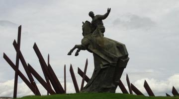 La estatua ecuestre de Antonio Maceo en la plaza de la Revolución de Santiago de Cuba, una obra de Lescay.