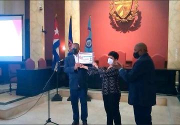 Confieren al Tribunal Supremo Popular, placa aniversario 60 del Sindicato Nacional de Trabajadores de la Administración Pública 