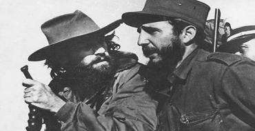 Fidel y Camilo en el jeep ocupado por la columna No. 17 Abel Santamaría que conduce a los héroes por las avenidas capitalinas, el 8 de enero de 1959. Foto: Sitio Fidel Soldado de las Ideas