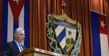 Pie de foto 1: El Presidente Díaz-Canel denunció que la administración estadounidense ha insistido en matarnos; pero nosotros insistimos en vivir y vencer. «Cuba Viva saltó por encima de sus propias posibilidades». Foto: Estudios Revolución