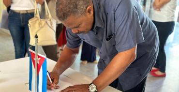 Firma del libro para apoyar a Venezuela.