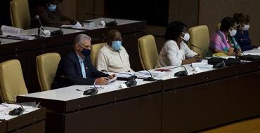 En presencia del presidente cubano, Miguel Díaz-Canel Bermúdez; el vicepresidente, Salvador Valdés Mesa, y el titular del Parlamento, Esteban Lazo Hernández, los legisladores conocieron detalles sobre cómo el país ha enfrentado la actual pandemia. Foto: Irene Pérez/ Cubadebate.
