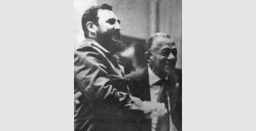 Fidel Castro Ruz junto a Lázaro Peña, fundador de la Central de Trabajadores de Cuba (CTC), durante el XIII Congreso de la CTC.