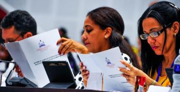  Se plantea que todas las personas tienen derecho a acceder y consultar la información pública, cuando no se encuentre transparentada, lo que comprende el derecho de recibirla y divulgarla, siempre que no se incluya entre las excepciones establecidas. Foto: José M. Correa 