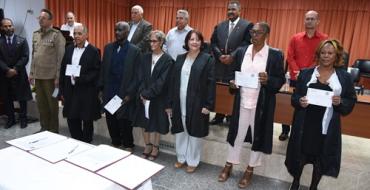 Acto de toma de posesión de los jueces legos del Tribunal Supremo Popular.