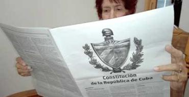 A la venta tabloide con texto de la Constitución de la República de Cuba