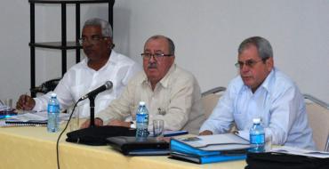 A la izquierda, el vicepresidente del Tribunal Supremo Popular, Oscar Silvera Martínez.