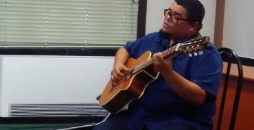Eduardo Sosa canta a las madres del TSP