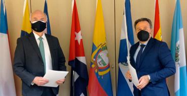 Sr. D. Enrique Gil Botero, Secretario General del COMJIB/IberRed y Excmo. Embajador de la República de Cuba, Gustavo Machín Gómez 