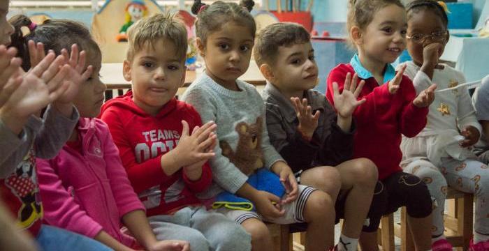 La Constitución de la República de Cuba, en su Artículo 86, establece la especial protección que el Estado, la sociedad y las familias brindan a los niños y adolescentes. Foto: ACN La Constitución de la República de Cuba, en su Artículo 86, establece la especial protección que el Estado, la sociedad y las familias brindan a los niños y adolescentes. Foto: ACN