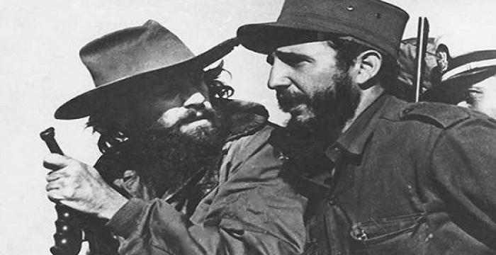 Fidel y Camilo en el jeep ocupado por la columna No. 17 Abel Santamaría que conduce a los héroes por las avenidas capitalinas, el 8 de enero de 1959. Foto: Sitio Fidel Soldado de las Ideas Fidel y Camilo en el jeep ocupado por la columna No. 17 Abel Santamaría que conduce a los héroes por las avenidas capitalinas, el 8 de enero de 1959. Foto: Sitio Fidel Soldado de las Ideas