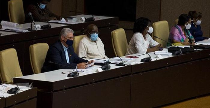 ANPP_1 En presencia del presidente cubano, Miguel Díaz-Canel Bermúdez; el vicepresidente, Salvador Valdés Mesa, y el titular del Parlamento, Esteban Lazo Hernández, los legisladores conocieron detalles sobre cómo el país ha enfrentado la actual pandemia. Foto: Irene Pérez/ Cubadebate.