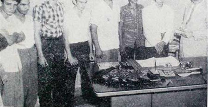 Granado y otros revolucionados prisioneros, obligados a posar ante la prensa de la época junto al verdugo Esteban Ventura Granado y otros revolucionados prisioneros, obligados a posar ante la prensa de la época junto al verdugo Esteban Ventura