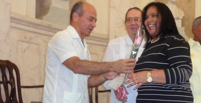 Entregan premios a científicos de excelencia-1