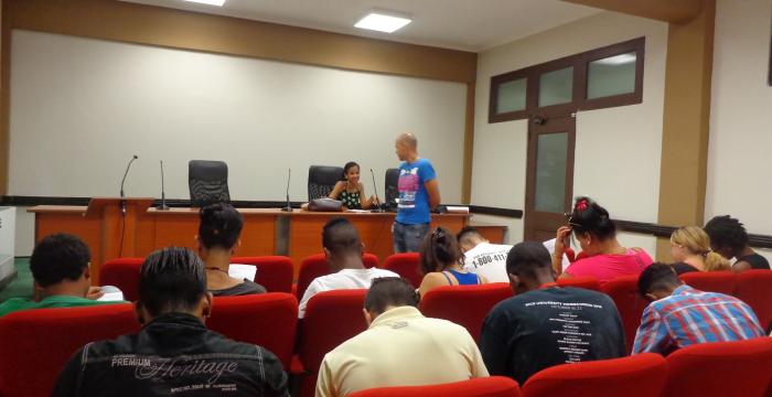 Jóvenes del TSP responden cuestionario como parte de un estudio sobre identidades juveniles-1 Jóvenes del TSP responden cuestionario como parte de un estudio sobre identidades juveniles-1