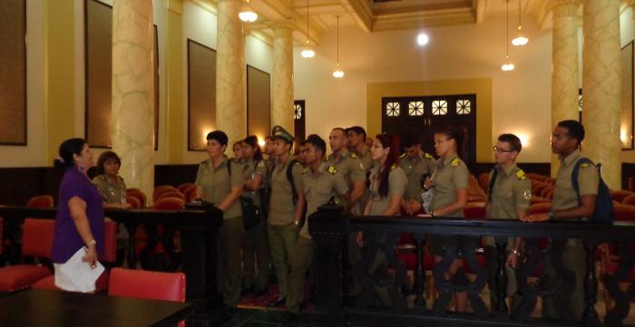 La jefa del departamento de Comunicación Institucional refiere a los jóvenes el valor patrimonial del inmueble. La jefa del departamento de Comunicación Institucional refiere a los jóvenes el valor patrimonial del inmueble.