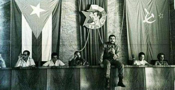1 Todo joven comunista debe ser esencialmente humano, «ser tan humano que se acerque a lo mejor de lo humano, purificar lo mejor del hombre por medio del trabajo, del estudio, del ejercicio de la solidaridad continuada con el pueblo y con todos los pueblos del mundo...». Foto: Archivo de Granma