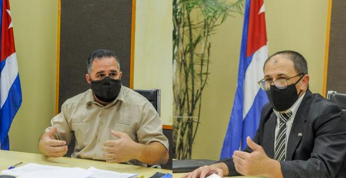 Dixán Fuentes Guzmán, fiscal jefe de la Dirección de Atención a los Ciudadanos, y Joselín Sánchez Hidalgo, magistrado del Tribunal Supremo Popular. Foto: José Manuel Correa Dixán Fuentes Guzmán, fiscal jefe de la Dirección de Atención a los Ciudadanos, y Joselín Sánchez Hidalgo, magistrado del Tribunal Supremo Popular. Foto: José Manuel Correa