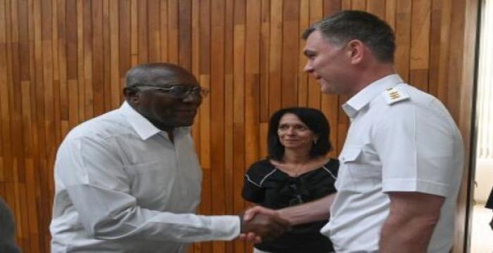 El Miembro del Buró Político y Vicepresidente de la República de Cuba, Salvador Valdés Mesa, dio la bienvenida en la tarde de este miércoles, desde el Palacio de la Revolución, al director general del Servicio Federal de Alguaciles de Rusia, Coronel General Dimitry Aristov. Foto: Estudios Revolución.