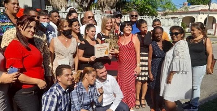 Entrega del Premio del Barrio al tribunal municipal de 10 de octubre Entrega del Premio del Barrio al tribunal municipal de 10 de octubre