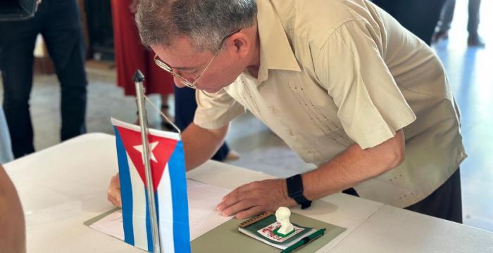 Firma del libro para apoyar a Venezuela Firma del libro para apoyar a Venezuela