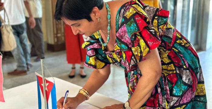 Firma del libro para apoyar a Venezuela Firma del libro para apoyar a Venezuela