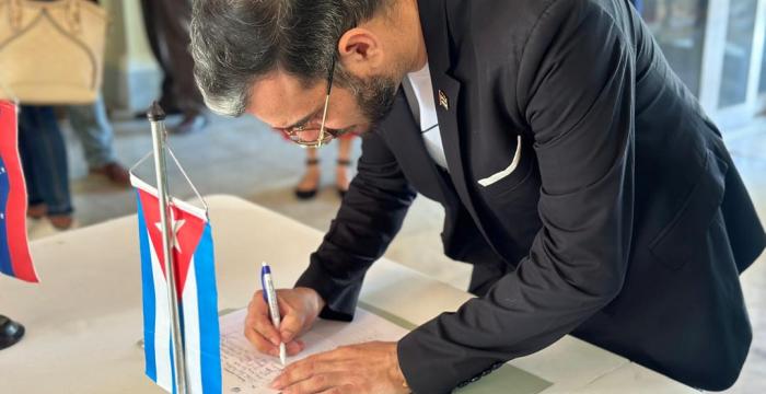 Firma del libro para apoyar a Venezuela Firma del libro para apoyar a Venezuela