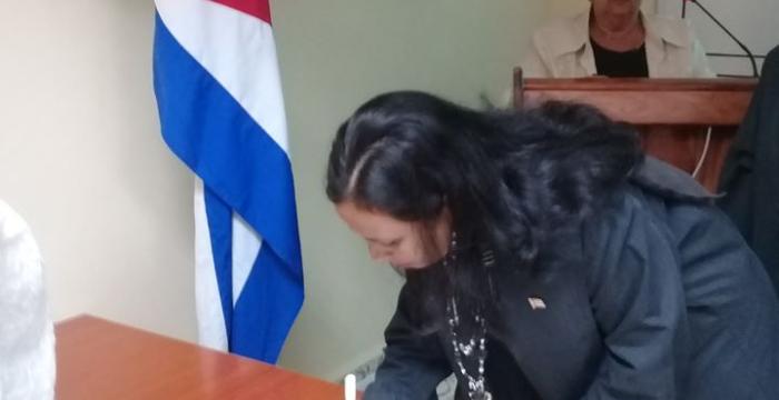 Ya se celebran en tribunales provinciales Actos de apertura del año judicial-2 La presidenta de este órgano judicial, Yanelis Ponce Téllez, firma el Código de ética durante el acto solemne. Foto: Cortesía del Tribunal Provincial Popular de Ciego de Ávila.