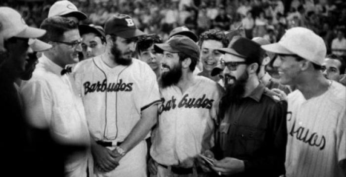 Fidel pronuncia un discurso en la concentración popular en la Plaza Cívica, hoy Plaza de la Revolución, a su llegada de una gira por EE.UU., Canadá, Brasil, Argentina y Uruguay. Lo acompañan los comandantes Ernesto Guevara y Camilo Cienfuegos, el 8 de mayo de 1959. /Sitio Fidel Soldado de las Ideas. Fidel pronuncia un discurso en la concentración popular en la Plaza Cívica, hoy Plaza de la Revolución, a su llegada de una gira por EE.UU., Canadá, Brasil, Argentina y Uruguay. Lo acompañan los comandantes Ernesto Guevara y Camilo Cienfuegos, el 8 de mayo de 1959. /Sitio Fidel Soldado de las Ideas.