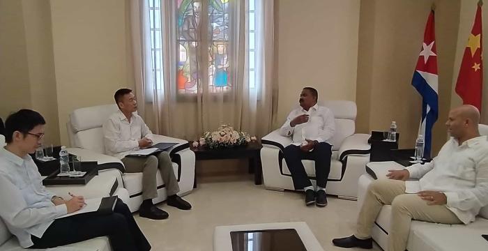 Visita del Embajador de China en Cuba
